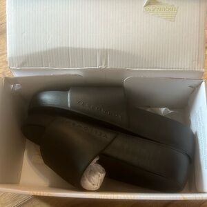 Yellow box Torrey flatform sandal